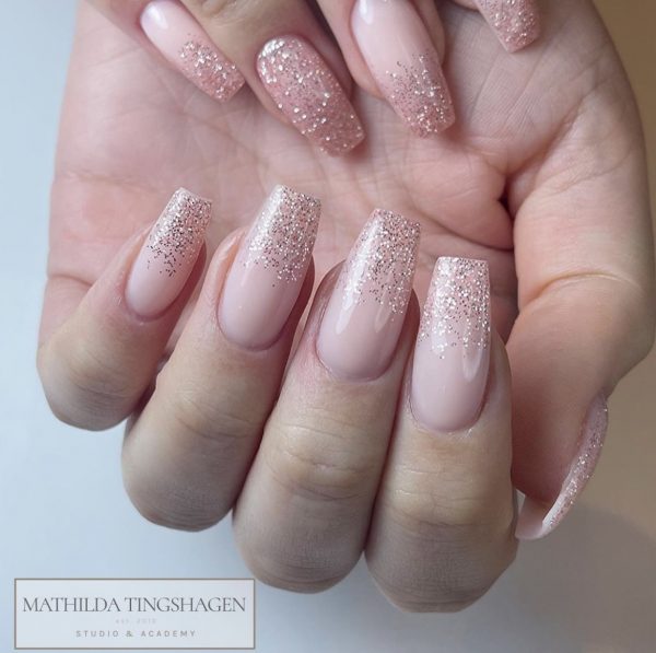 Mathilda tingshagen using light elegance nudie glitter gel