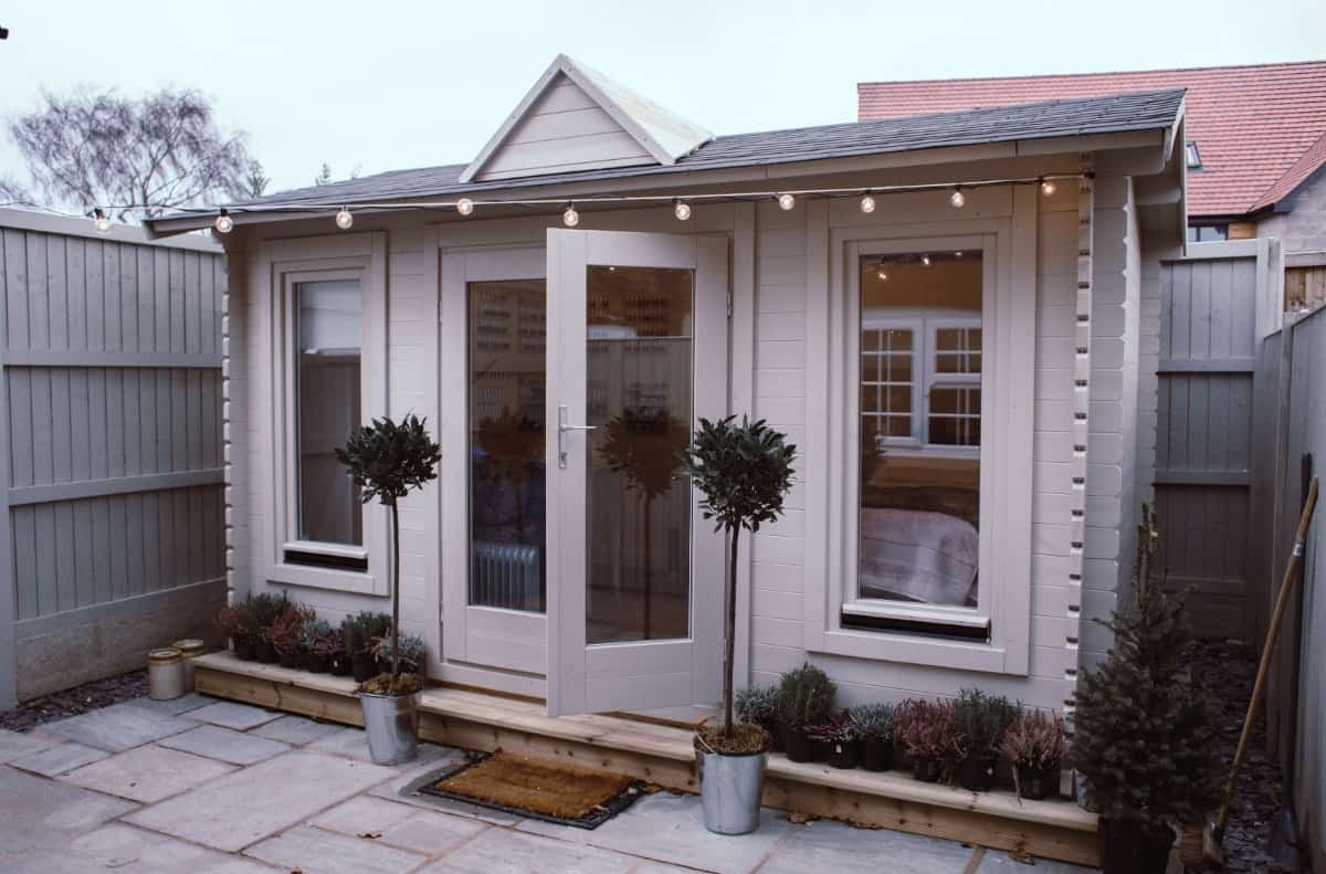 Salon in the Spotlight Blush, Warrington Scratch