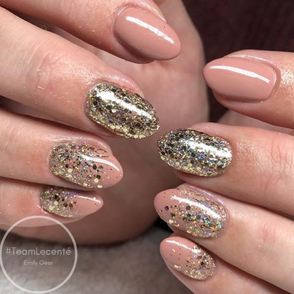 We love this glitzy gold look from Emily Geer