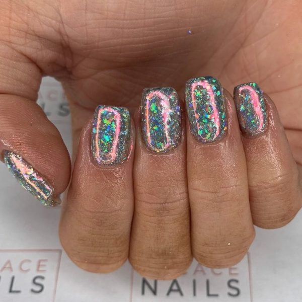 We love this super glitzy look from @cacacenails