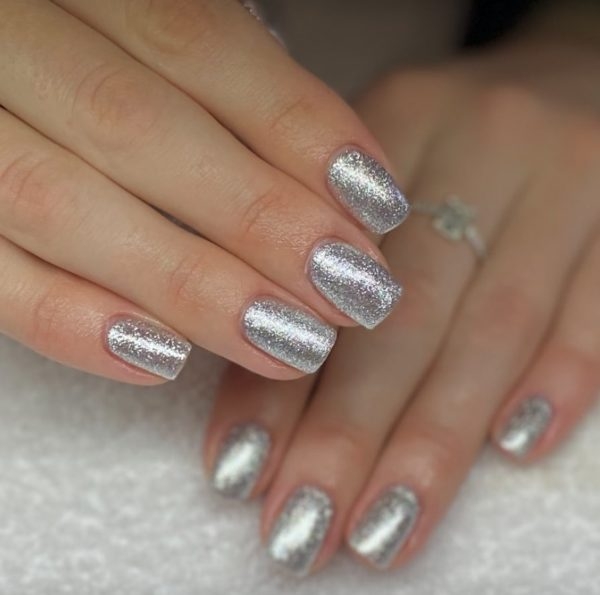 Sometimes all you need is a stunning silver! Nails by @ carries.nail_.room_