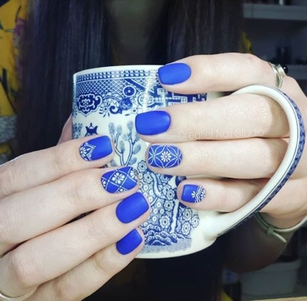 We love the intricate detailing in this design by @creatiefnailstudio