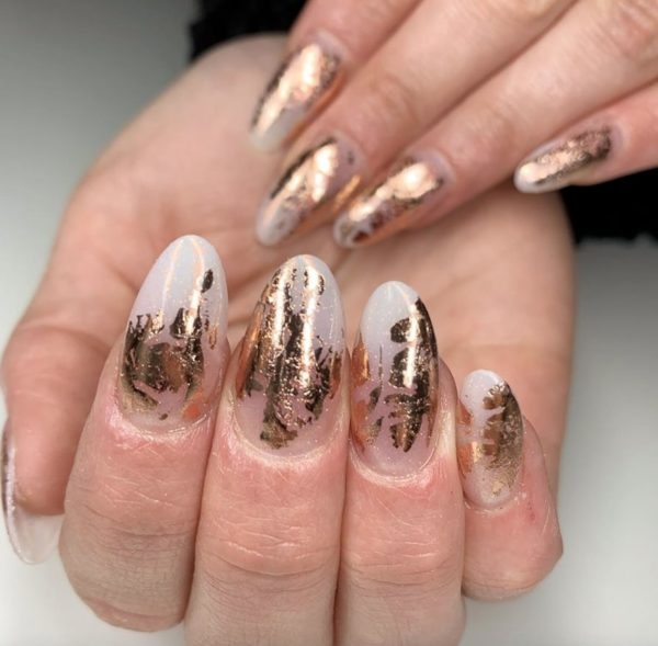 Flashes of festive foil from @nailsbyemmamxx