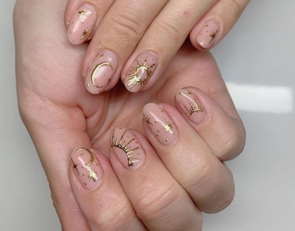 Gold celestial design courtesy @nails.of.colour