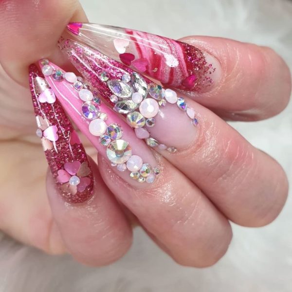 Pretty in pink! Nails by @zara.nails.chilla