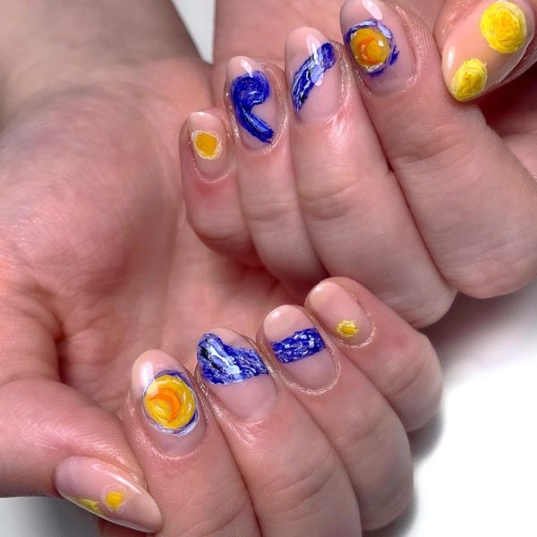 @amyelainenails turned to Van Gogh's Starry Night for inspiration 