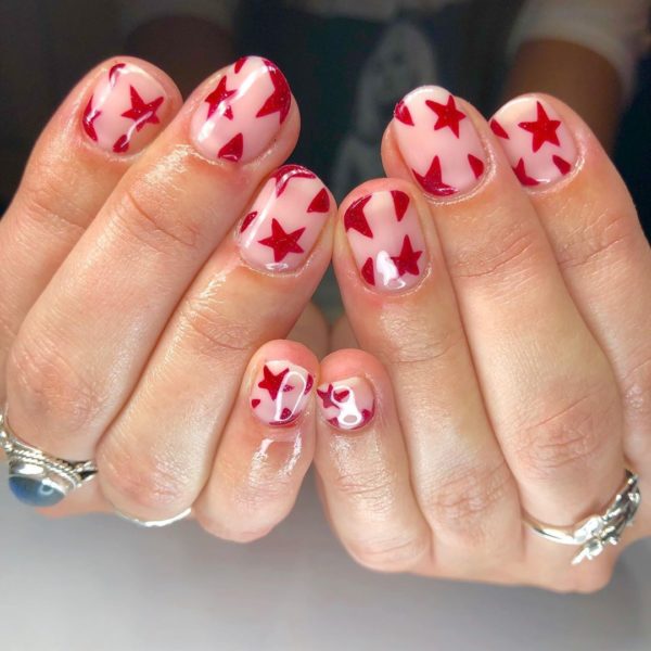 We love these bold red stars by @hardasnails.studio