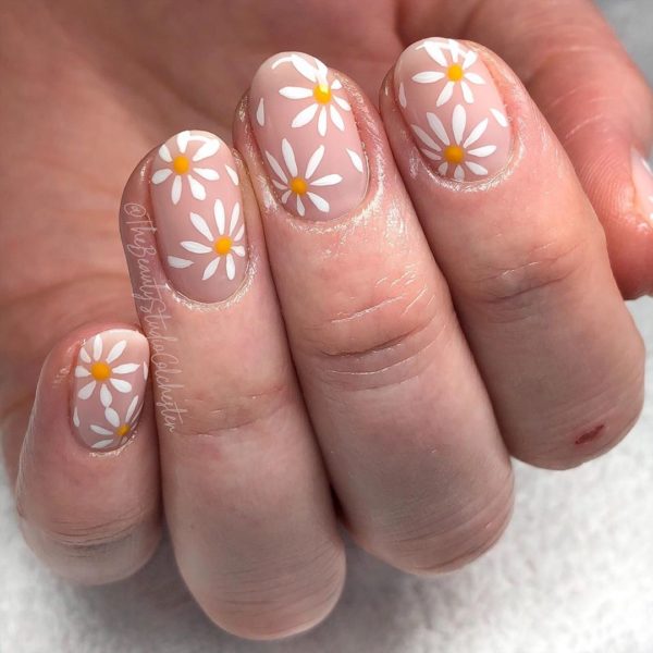 Christina at @thebeautystudiocolchester created this darling daisy design