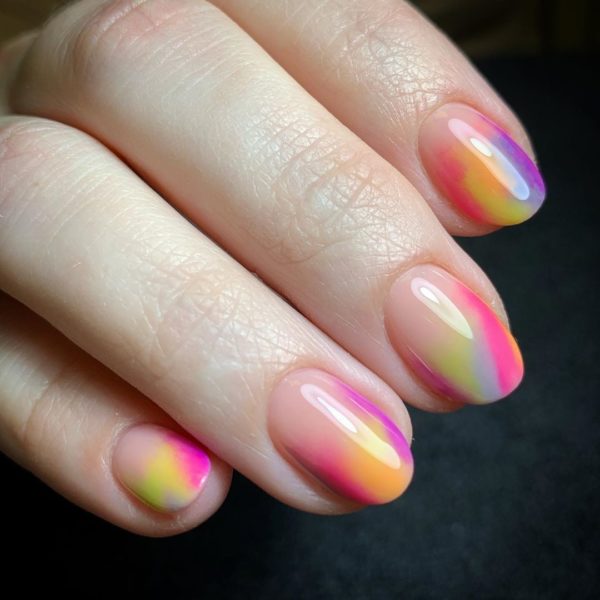 We love this abstract look from @dailynailspa