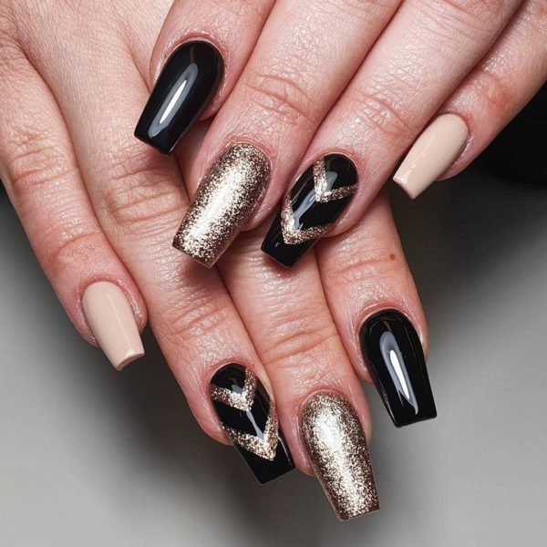 Oh so chic! This sophisticated style is from @the_nail_room_x