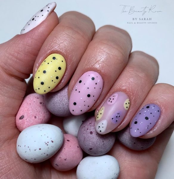 Mouth watering mini eggs by @thebeautyroombysarah 