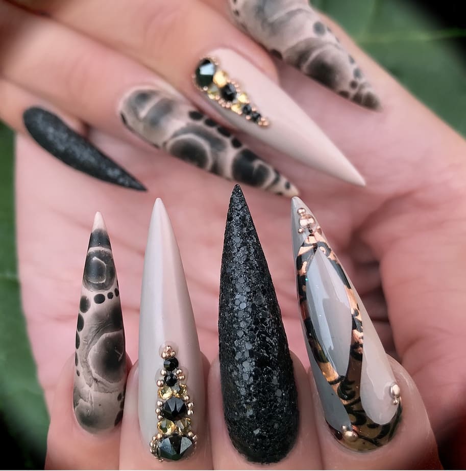 Armoured nail art - Scratch