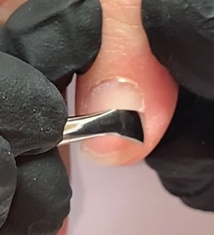 How to remove the cuticle safely - Scratch Magazine