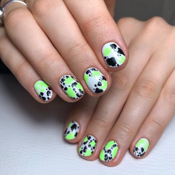 We love this neon cow print design by @nailsbydannimoore