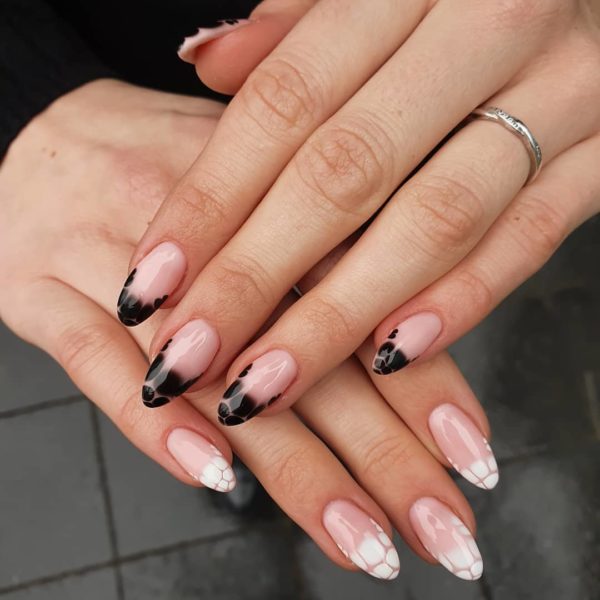 @thehotblend mixes up this mani with a monochrome colour palette