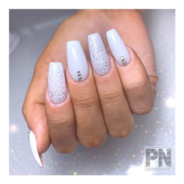 @flawlessnailstudio_ serves up this sparkling white set