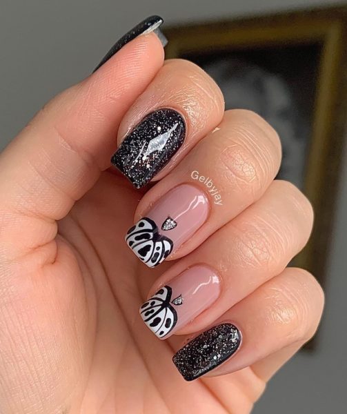 This monochrome mani featuring pumpkins comes courtesy of @gelbyjay 