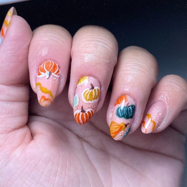 Pretty pumpkins from @lunarosenails 