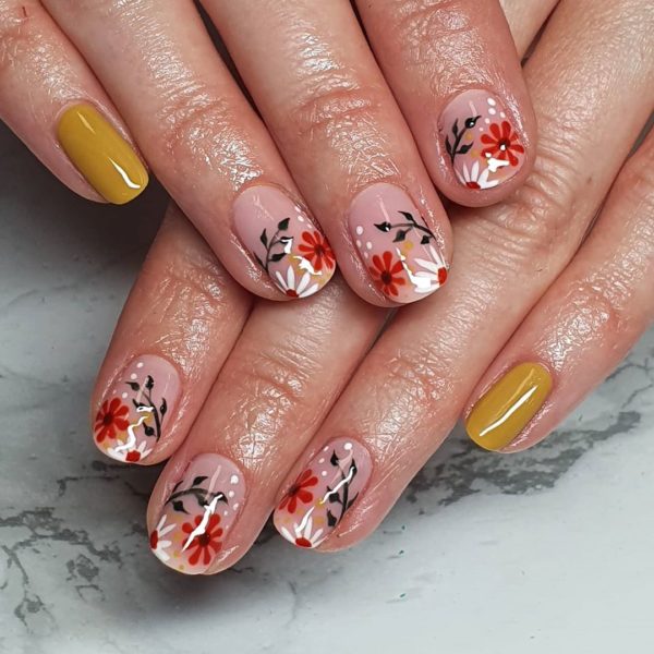 Florals are given an autumnal twist in this look by @the_nail_room_x