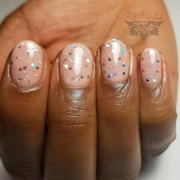 @zjnails.zdenka created this chic, short and sparkly set