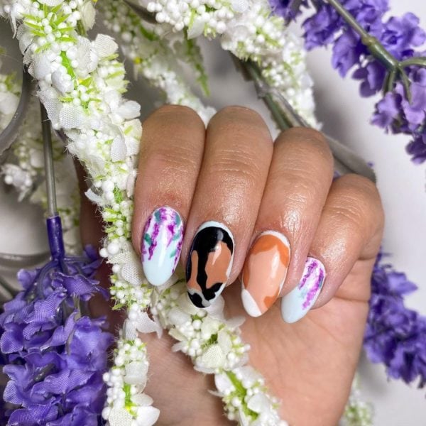 Who else is stille obsessed with Brigerton? Us too! Nails by @_beautybungalow