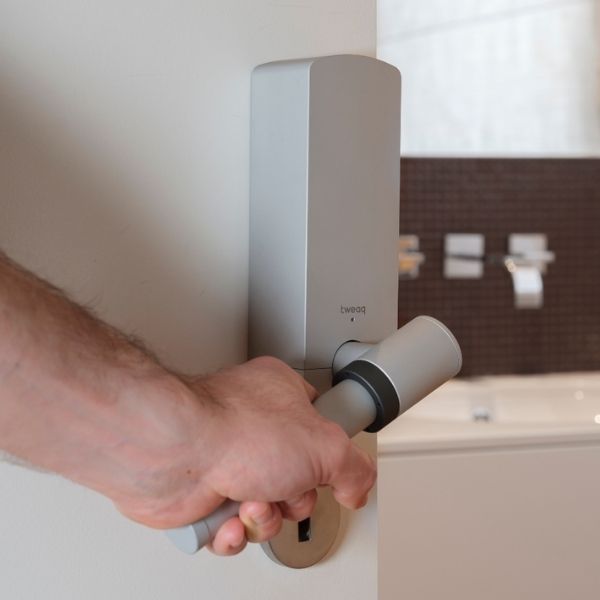 Salon safe world’s 1st selfdisinfecting door handle Scratch