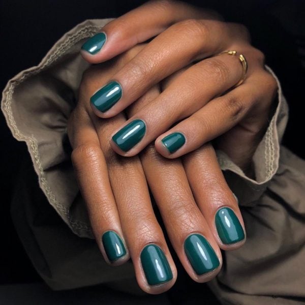 We love this chic green shade from Lois at @polishedbylolo