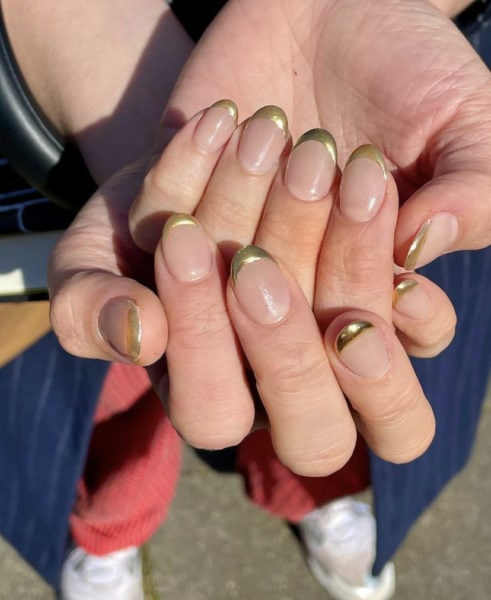 Michelle Humphrey, Celebrity Nail Artist Gives Gracie Marie Ellington A Classic Gold Chrome French, Using Magpie Beauty’s Chrome Dust “elizabeth”.