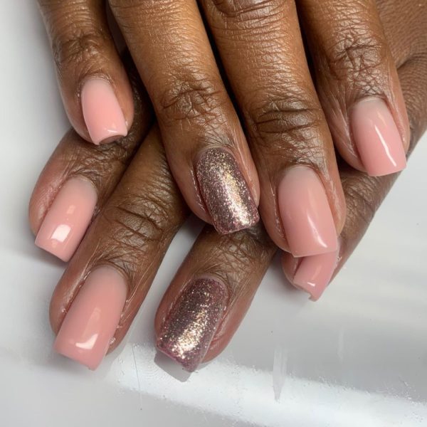 @lacquerlove__ shows off a chic feature nail of rose gold