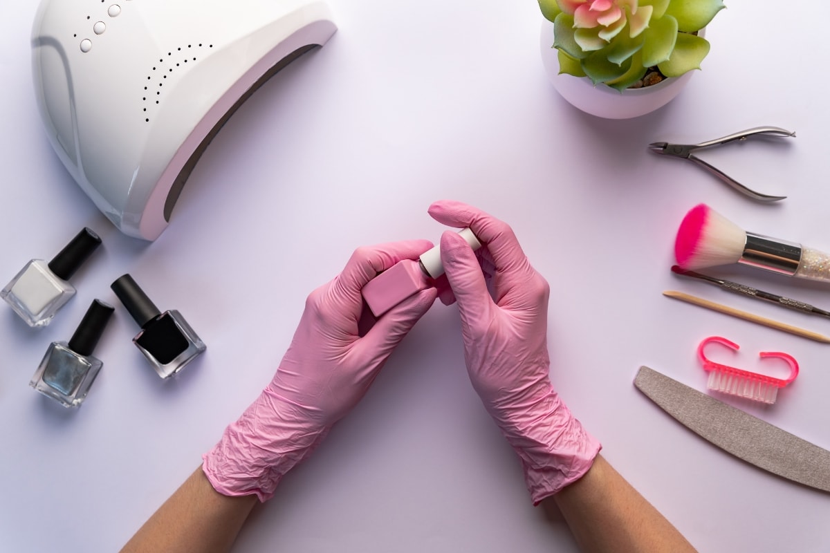 Are your gloves protecting you against nail ingredients? – Scratch