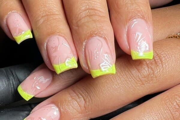 Gelbyadele hibiscus chrome nail header