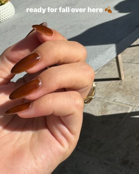 Hayley Bieber Maple Manicure @nailsbyzola