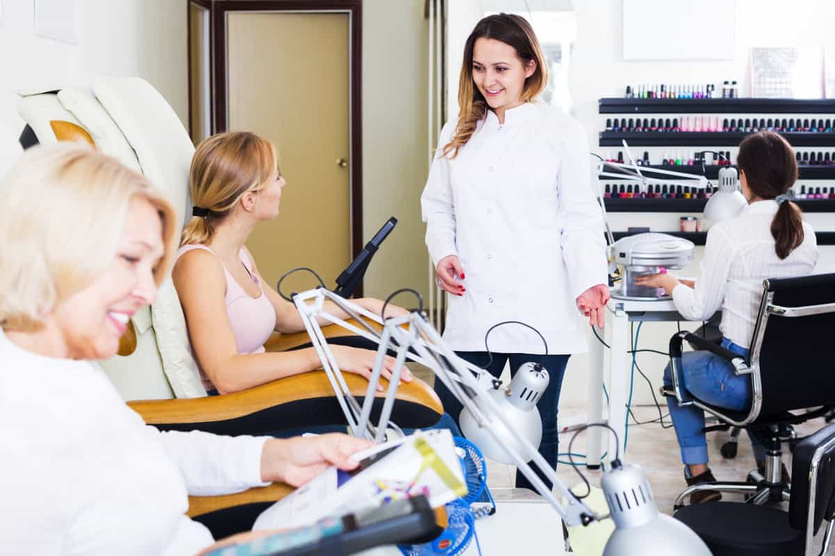 busy nail salon Busy nail salon