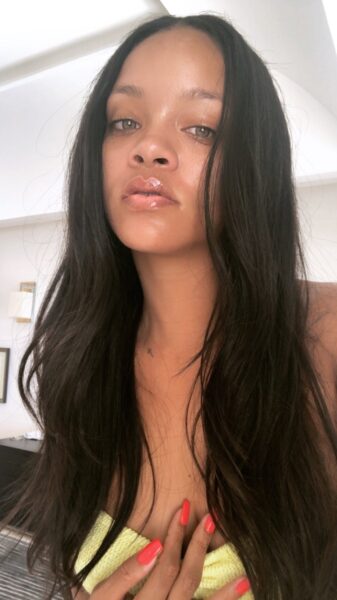 Summer-ready coral enhancements. Image courtesy of Instagram.com/badgalriri