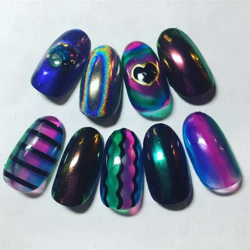 Image courtesy of Instagram.com/redhot.nails