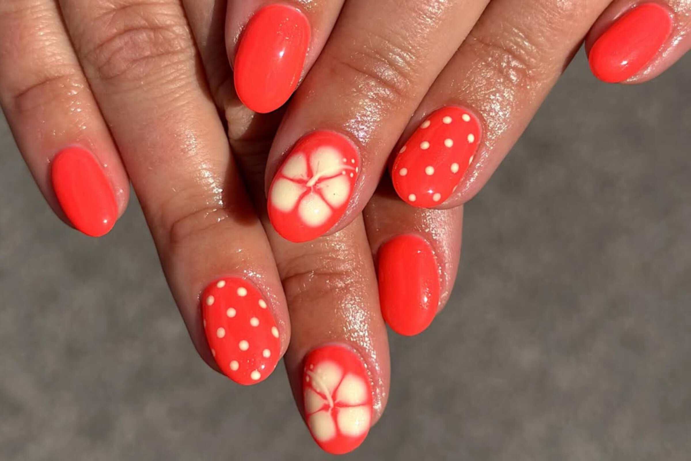 Coral nail gallery lead image courtesy of Instagram.com/nailsbybryn